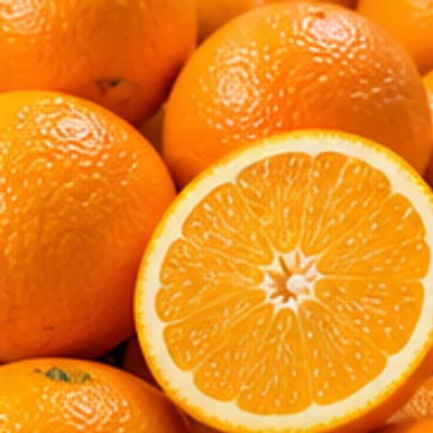 Oranges entières et orange coupée